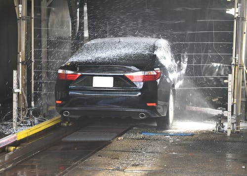  How to wash your car properly without scratching it? Watch out here
